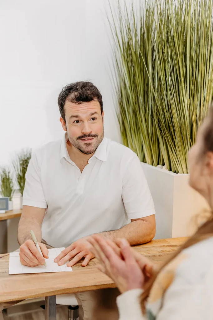 Tim Dorniak bei der Behandlung mit einer Patientin.
