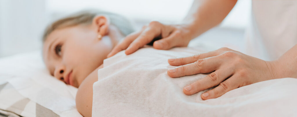 Osteopath behandelt Kind.