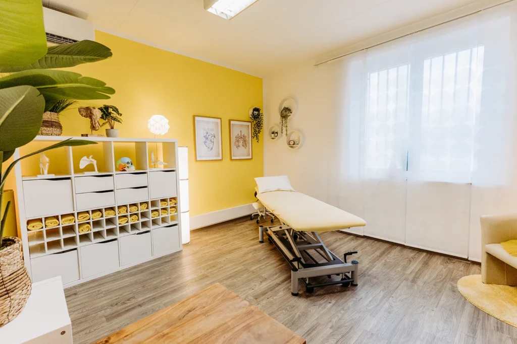 Behandlungszimmer mit Liege.